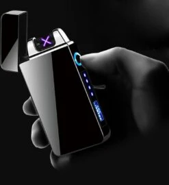 Merkloos Cuberna Elektrische Plasma USB Aansteker Met Batterij Indicator Ice Black - Wind En Storm Bestendig - Geschikt Voor Kaarsen, Vuurwerk, Sigaretten En BBQ -The Bastard Winkel 1099x1200