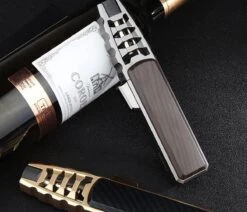 Merkloos Turbo Jetflame Aansteker - Gasbrander - Vuurwerk Torch - Crème Brûlée Brander - BBQ En Sigaren Aansteker - Windproof - Walnoothout Met Grijze Metalen Behuizing -The Bastard Winkel 1200x1028 2