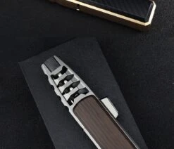 Merkloos Turbo Jetflame Aansteker - Gasbrander - Vuurwerk Torch - Crème Brûlée Brander - BBQ En Sigaren Aansteker - Windproof - Walnoothout Met Grijze Metalen Behuizing -The Bastard Winkel 1200x1028 3