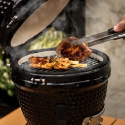 BluMill Kamado BBQ Egg - Kamado 13 Inch - Incl. Vlees Thermometer - Houtskoolbarbecues - Zwart - Ø 27cm -The Bastard Winkel 1200x1200 222