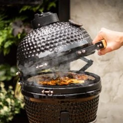 BluMill Kamado BBQ Egg - Kamado 13 Inch - Incl. Vlees Thermometer - Houtskoolbarbecues - Zwart - Ø 27cm -The Bastard Winkel 1200x1200 225