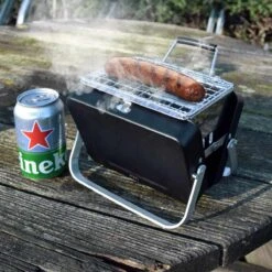 Mikamax Draagbare Mini BBQ - Barbecue - 's Werelds Kleinste Barbecue - Past In Je Broekzak - 18 × 6 × 15,5 Cm - 714 Gram - Mat Zwart -The Bastard Winkel 1200x1200 230