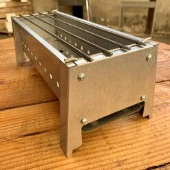 Spiedini Saté-bbq Bali 40 Mini - Kleine, Smalle Houtskoolbarbecue Met Horizontaal Rooster Voor Sate Of Andere Spiesjes - 40 Cm Lang, 11 Cm Breed, 14 Cm Hoog - Ideaal Voor Tuin- Of Open Haard, Of Balkon - Materiaal: Gealuminiseerd Ijzer -The Bastard Winkel 1200x1200 247