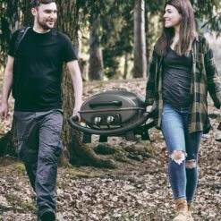 Burnhard Draagbare 2-Branders Gasbarbecue - Afdekhoes - BBQ Wayne 23 Burnhard Draagbare 2-Branders Gasbarbecue - Afdekhoes - BBQ Wayne -The Bastard Winkel 1200x1200 254