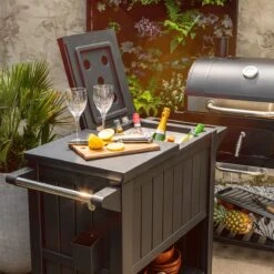 BluMill BBQ Tafel - Inclusief Koelvak 80 Liter - Op Wieltjes - Met Flessenopener - 102 X 46 X 86,5 Cm -The Bastard Winkel 1200x1200 299