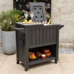 BluMill BBQ Tafel - Inclusief Koelvak 80 Liter - Op Wieltjes - Met Flessenopener - 102 X 46 X 86,5 Cm -The Bastard Winkel 1200x1200 306