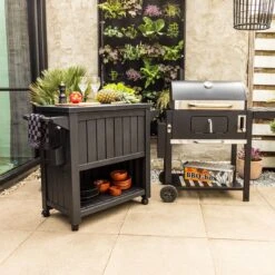 BluMill BBQ Tafel - Inclusief Koelvak 80 Liter - Op Wieltjes - Met Flessenopener - 102 X 46 X 86,5 Cm -The Bastard Winkel 1200x1200 307