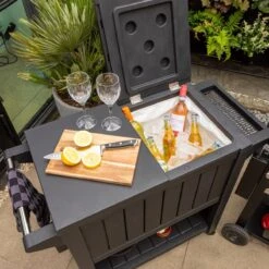 BluMill BBQ Tafel - Inclusief Koelvak 80 Liter - Op Wieltjes - Met Flessenopener - 102 X 46 X 86,5 Cm -The Bastard Winkel 1200x1200 309