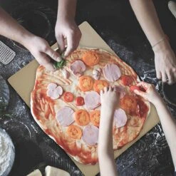 Buxibo 2in1 Pizzasteen - Voor BBQ & Oven - Inclusief Serveer Plank - Pizzabord/Pizzaplank - 30.5 X 38.1 X 1.4 Cm -The Bastard Winkel 1200x1200 310