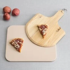 Buxibo 2in1 Pizzasteen - Voor BBQ & Oven - Inclusief Serveer Plank - Pizzabord/Pizzaplank - 30.5 X 38.1 X 1.4 Cm -The Bastard Winkel 1200x1200 314