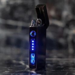 Merkloos Cuberna Elektrische Plasma USB Aansteker Met Batterij Indicator Ice Black - Wind En Storm Bestendig - Geschikt Voor Kaarsen, Vuurwerk, Sigaretten En BBQ -The Bastard Winkel 1200x1200 436