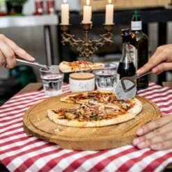 Boska Pizzaplank Friends L - BBQ Accessoires - Eikenhout - Handige Opvanggeul - Ø 34 Cm -The Bastard Winkel 1200x1200 583