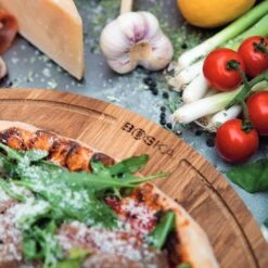 Boska Pizzaplank Friends L - BBQ Accessoires - Eikenhout - Handige Opvanggeul - Ø 34 Cm -The Bastard Winkel 1200x1200 584