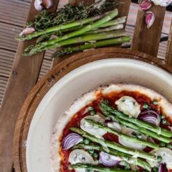 Boska Pizzaplank Friends L - BBQ Accessoires - Eikenhout - Handige Opvanggeul - Ø 34 Cm -The Bastard Winkel 1200x1200 586