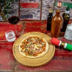 Boska Pizzaplank Friends L - BBQ Accessoires - Eikenhout - Handige Opvanggeul - Ø 34 Cm -The Bastard Winkel 1200x1200 588