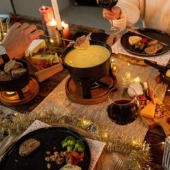 Boska Pizzaplank Friends L - BBQ Accessoires - Eikenhout - Handige Opvanggeul - Ø 34 Cm -The Bastard Winkel 1200x1200 589