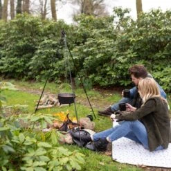 Esschert Design - Driepoot Met Ketting - Haardvuur Accessoires - Staal - Zwart -The Bastard Winkel 1200x1200 59