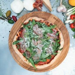 Boska Pizzaplank Friends L - BBQ Accessoires - Eikenhout - Handige Opvanggeul - Ø 34 Cm -The Bastard Winkel 1200x1200 590