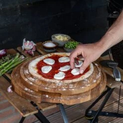 Boska Pizzaplank Friends L - BBQ Accessoires - Eikenhout - Handige Opvanggeul - Ø 34 Cm -The Bastard Winkel 1200x1200 592