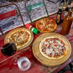 Boska Pizzaplank Friends L - BBQ Accessoires - Eikenhout - Handige Opvanggeul - Ø 34 Cm -The Bastard Winkel 1200x1200 593