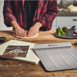 Burnhard Pizzasteen 38 X 30 X 1,5 Cm + Pizzaschep 22 Burnhard Pizzasteen 38 X 30 X 1,5 Cm + Pizzaschep -The Bastard Winkel 1200x1200 610