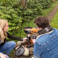 Esschert Design - Driepoot Met Ketting - Haardvuur Accessoires - Staal - Zwart -The Bastard Winkel 1200x1200 64