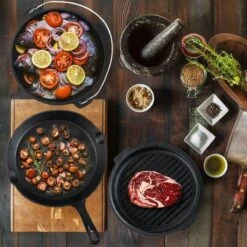 Dutch Mountains Gietijzeren Pannenset 7-delig - Dutch Oven – Braadpan - Grillpan - Hapjespan - Kookset In Houten Transportkist - Deksellifter - Brander -The Bastard Winkel 1200x1200 663