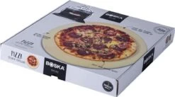 Boska Pizzasteen Deluxe L - Voor Oven & BBQ - Knapperige Pizza's - Ø 35 Cm - BBQ Accessoires -The Bastard Winkel 1200x667 1