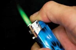 Windproof Stormaanstekers - Unieke Gekleurde Vlam - 5 Stuks - Stormvlam - Vuurwerk Aanstekers -The Bastard Winkel 1200x796 1