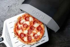 Ooni Pizzaschep Aluminium - Perforated Pizza Peel 12 Inch -The Bastard Winkel 1200x800 43