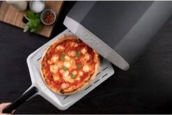 Ooni Pizzaschep Aluminium - Perforated Pizza Peel 12 Inch -The Bastard Winkel 1200x806 1