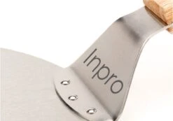 Inpro Pizzaschep RVS - Rond - Voor BBQ En Oven - Pizzaspatel - Taartschep - Houten Handvat - BBQ Gereedschap - Keukengerei - 30 Cm Diameter - Spatel 25 Inpro Pizzaschep RVS - Rond - Voor BBQ En Oven - Pizzaspatel - Taartschep - Houten Handvat - BBQ Gereedschap - Keukengerei - 30 Cm Diameter - Spatel -The Bastard Winkel 1200x842 2