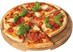 Boska Pizzaplank Friends L - BBQ Accessoires - Eikenhout - Handige Opvanggeul - Ø 34 Cm -The Bastard Winkel 1200x857 1