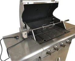 BBQNovation Elektrisch Draaispit Deluxe Met Extra Lang RVS Spit Geschikt Voor Meeste GAS BBQ's -The Bastard Winkel 1200x968