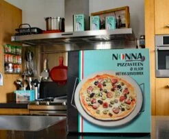 Nonna Pizzasteen Ø30,5 Met RVS Serveerrek - Stenen Pizzaplaat / Ovenplaat (11mm Dik) Voor Oven En Barbecue (BBQ) - Maximaal 600 Graden Celcius -The Bastard Winkel 1200x985 2