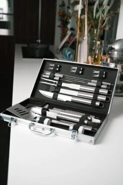 Sens Design BBQ Accesoires - 18 Delig - BBQ Gereedschapset Koffer -The Bastard Winkel 800x1200 14