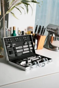 Sens Design BBQ Accesoires - 18 Delig - BBQ Gereedschapset Koffer -The Bastard Winkel 800x1200 15