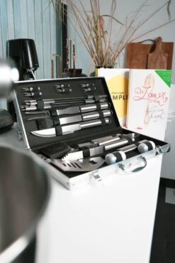 Sens Design BBQ Accesoires - 18 Delig - BBQ Gereedschapset Koffer -The Bastard Winkel 801x1200 1