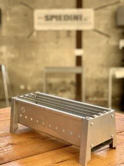 Spiedini Saté-bbq Bali 40 Mini - Kleine, Smalle Houtskoolbarbecue Met Horizontaal Rooster Voor Sate Of Andere Spiesjes - 40 Cm Lang, 11 Cm Breed, 14 Cm Hoog - Ideaal Voor Tuin- Of Open Haard, Of Balkon - Materiaal: Gealuminiseerd Ijzer -The Bastard Winkel 900x1200 11